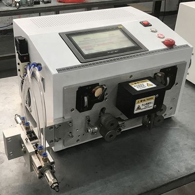 Volledig automatische computersnij- en strippemachine met max.220W vermogen