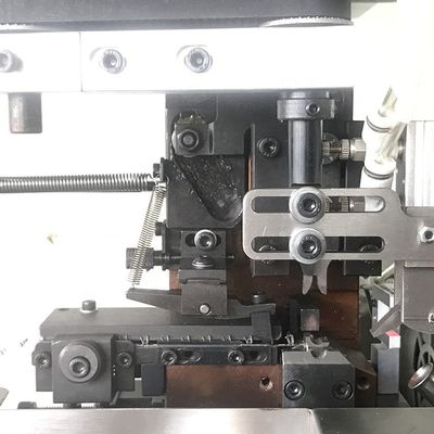 Multifunctioneel tangentieel drukken en schillen Automatische enkelkopterminalcrimpmachine