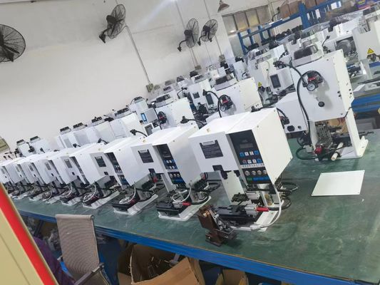 High Speed 2 Lines Draad Snijden Stripping Twisting Machine voor elektronische draad kabel